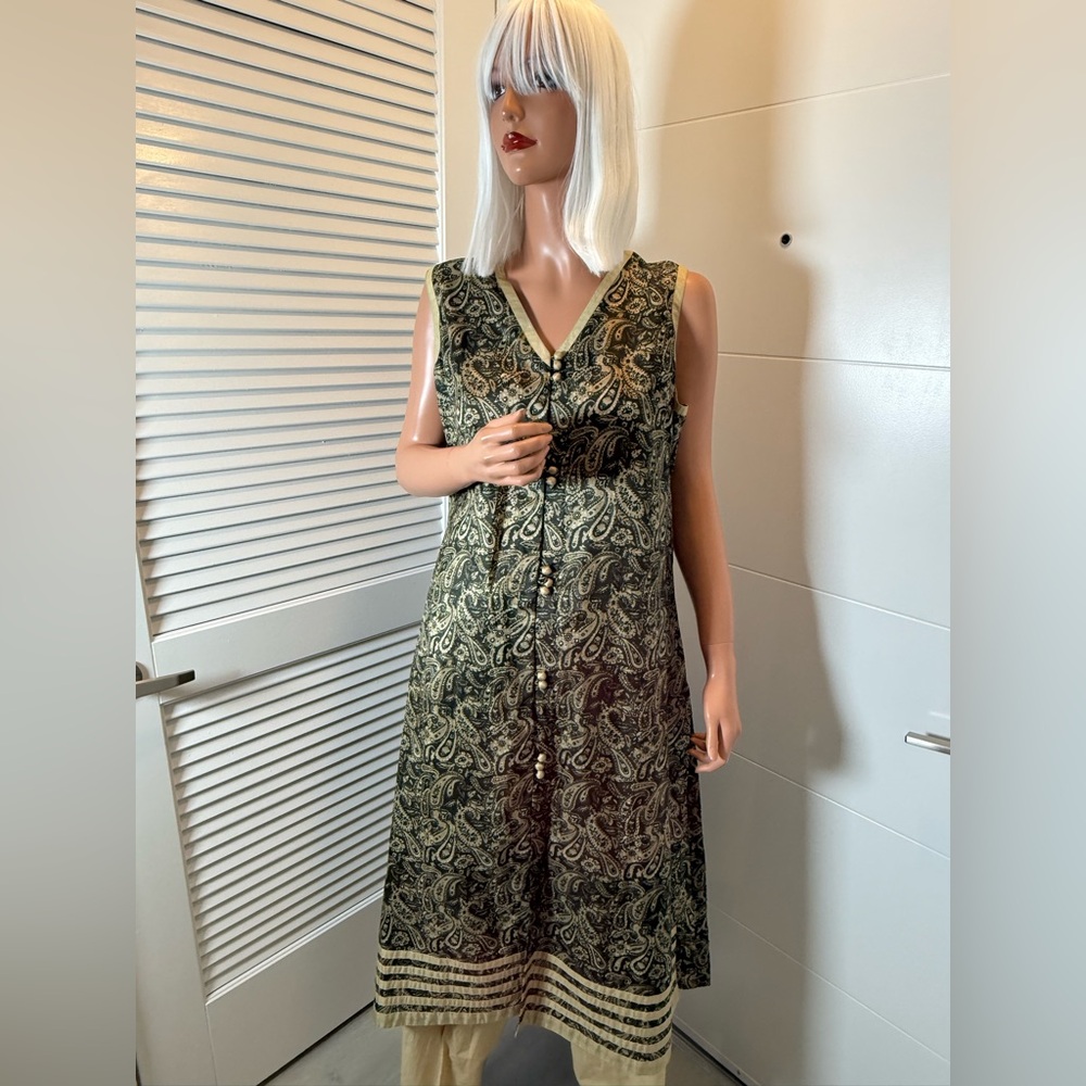 Elegant Black and Gold Paisley Kurta Set. - Picture 11 of 13